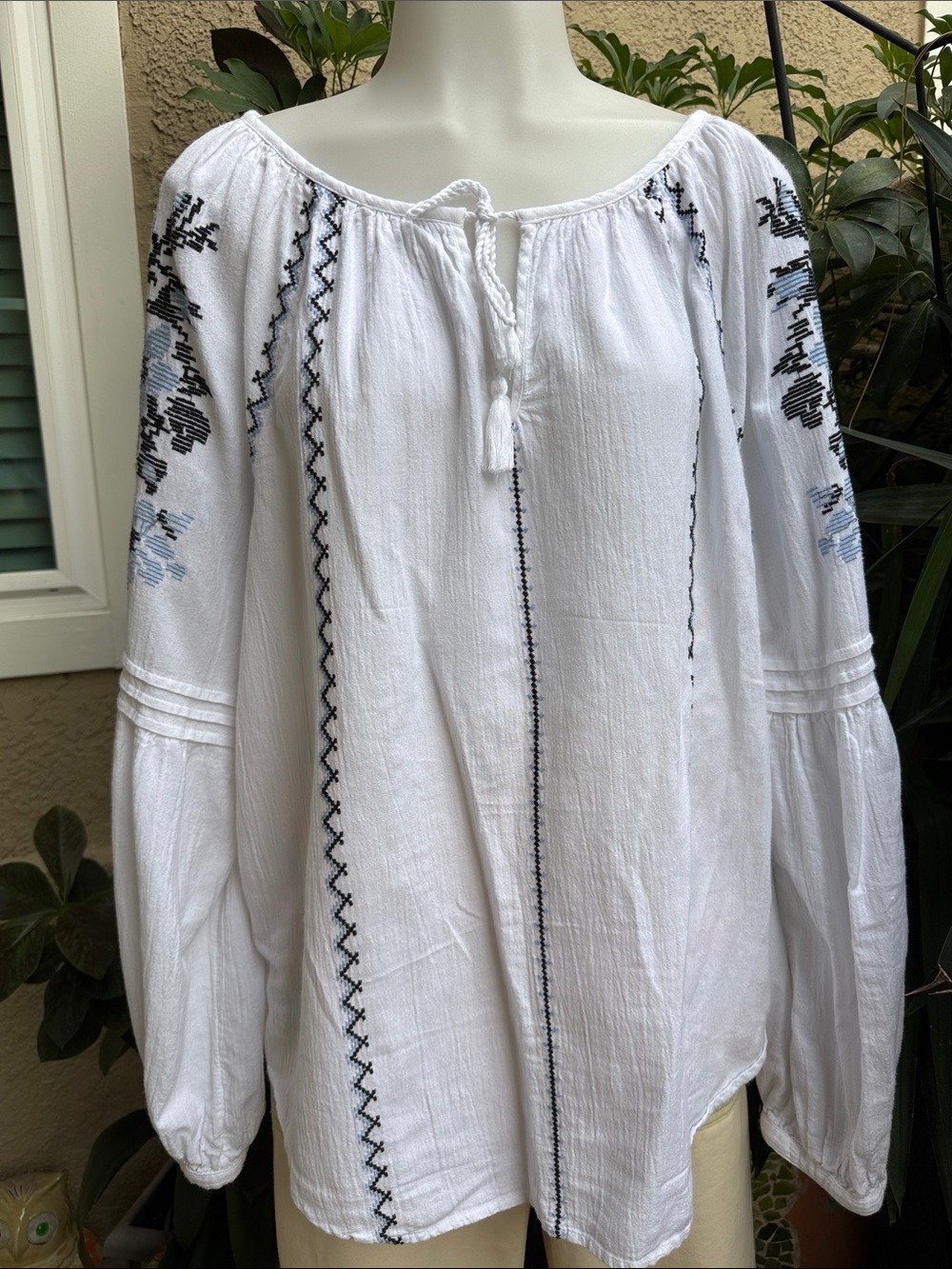 GAP White Boho Embroidered Peasant Cotton/Rayon Top with Blue & Black Accents